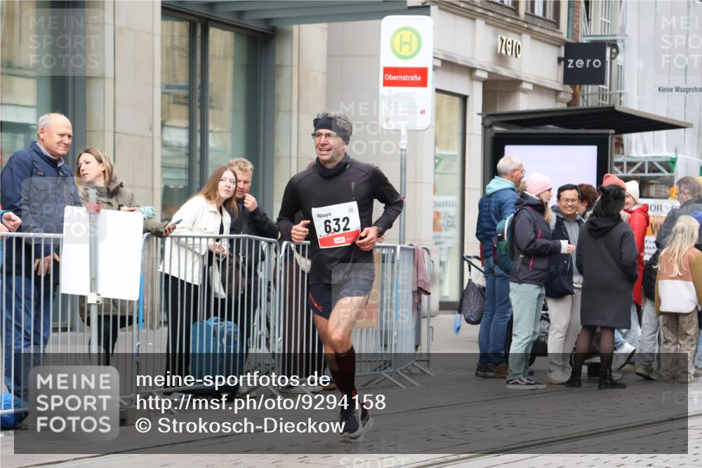 05.10.2025 - 20. swb-Marathon Bremen Strokosch-Dieckow http://msf.ph/oto/9294158 05.10.2025 12:49:04 Ziel 632, 8321, 632, 8321 meine-sportfotos.de