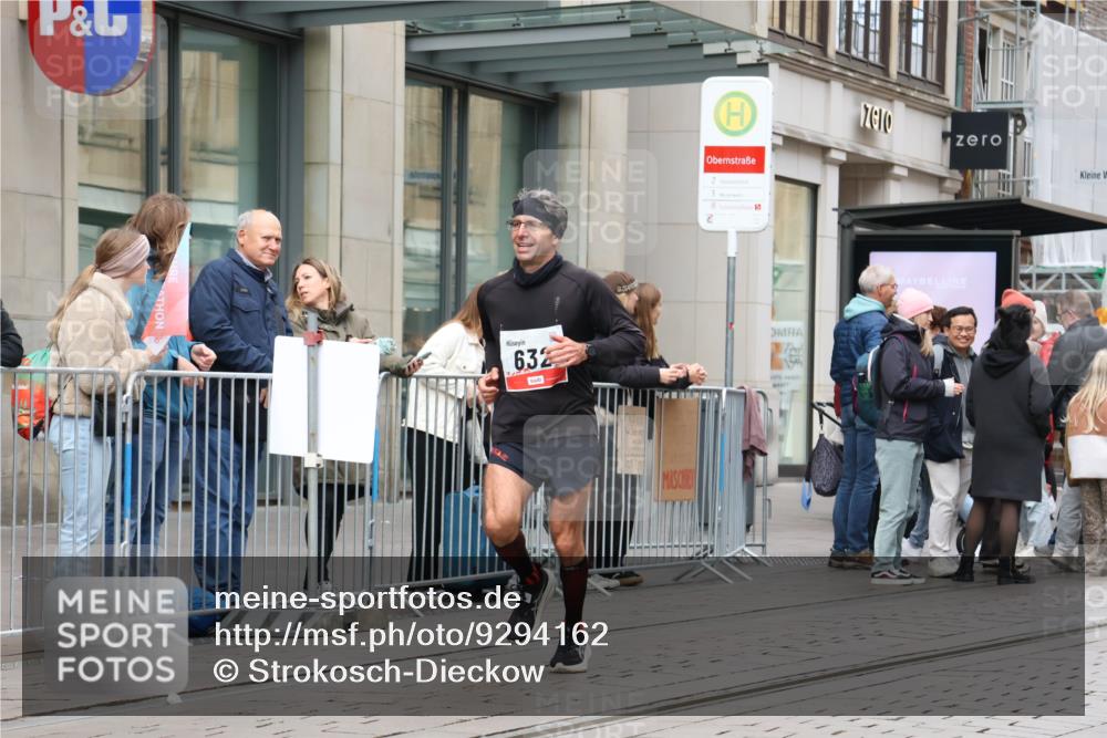 05.10.2025 - 20. swb-Marathon Bremen Strokosch-Dieckow http://msf.ph/oto/9294162 05.10.2025 12:49:04 Ziel 632, 8321, 632, 8321 meine-sportfotos.de