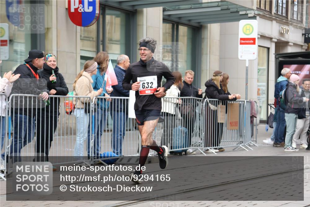 05.10.2025 - 20. swb-Marathon Bremen Strokosch-Dieckow http://msf.ph/oto/9294165 05.10.2025 12:49:04 Ziel 632, 8321, 632, 8321 meine-sportfotos.de