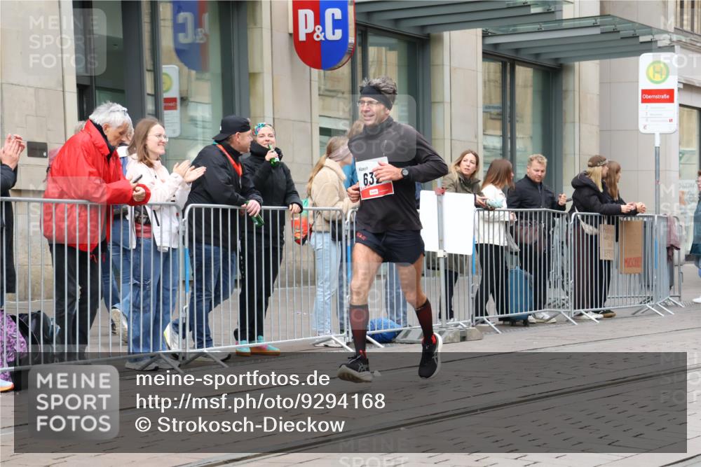 05.10.2025 - 20. swb-Marathon Bremen Strokosch-Dieckow http://msf.ph/oto/9294168 05.10.2025 12:49:05 Ziel 632, 8321, 632, 8321 meine-sportfotos.de
