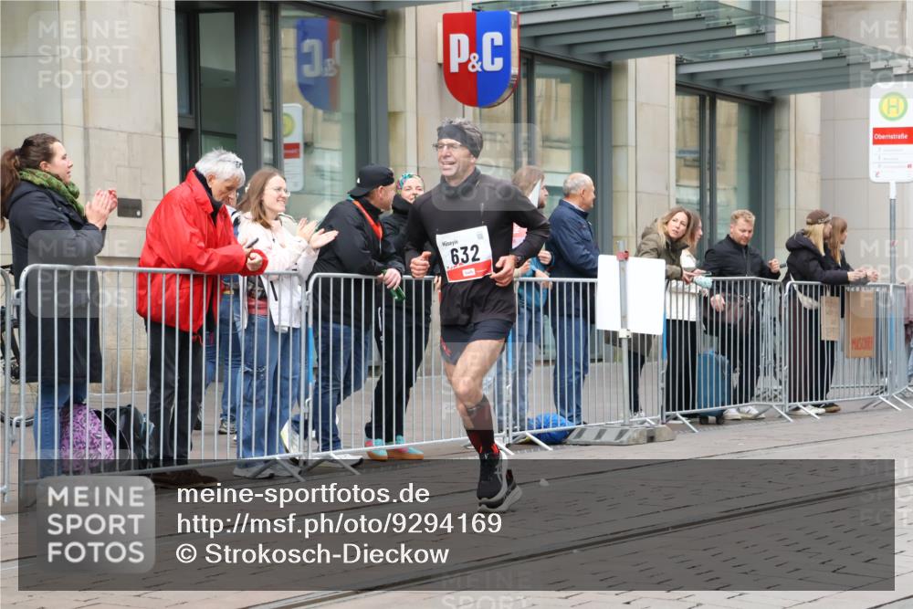 05.10.2025 - 20. swb-Marathon Bremen Strokosch-Dieckow http://msf.ph/oto/9294169 05.10.2025 12:49:05 Ziel 632, 8321, 632, 8321 meine-sportfotos.de