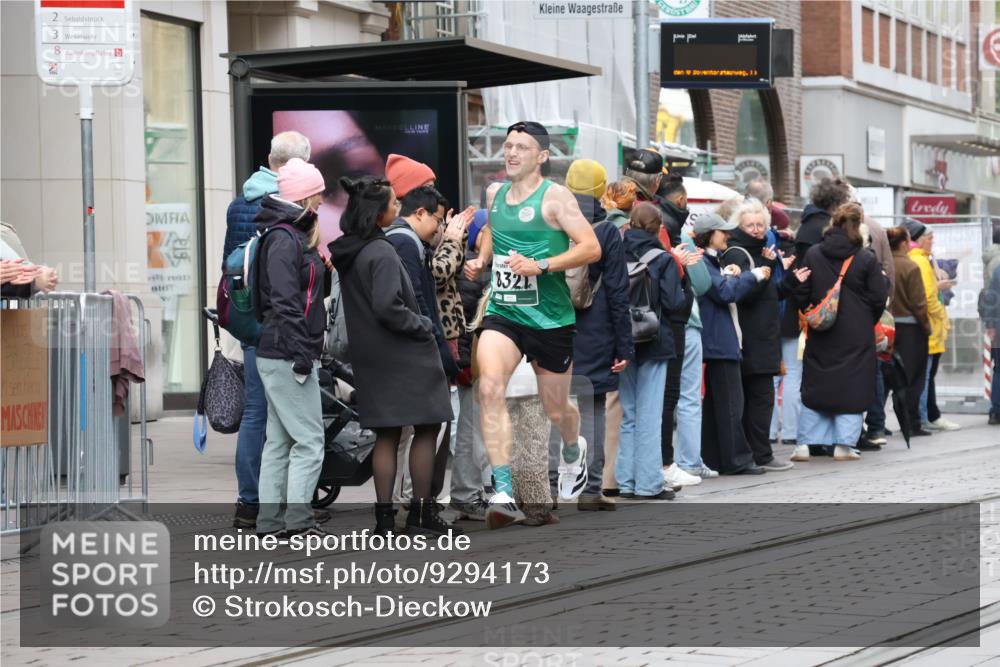 05.10.2025 - 20. swb-Marathon Bremen Strokosch-Dieckow http://msf.ph/oto/9294173 05.10.2025 12:49:13 Ziel 632, 2838, 8321, 632, 2838, 8321 meine-sportfotos.de