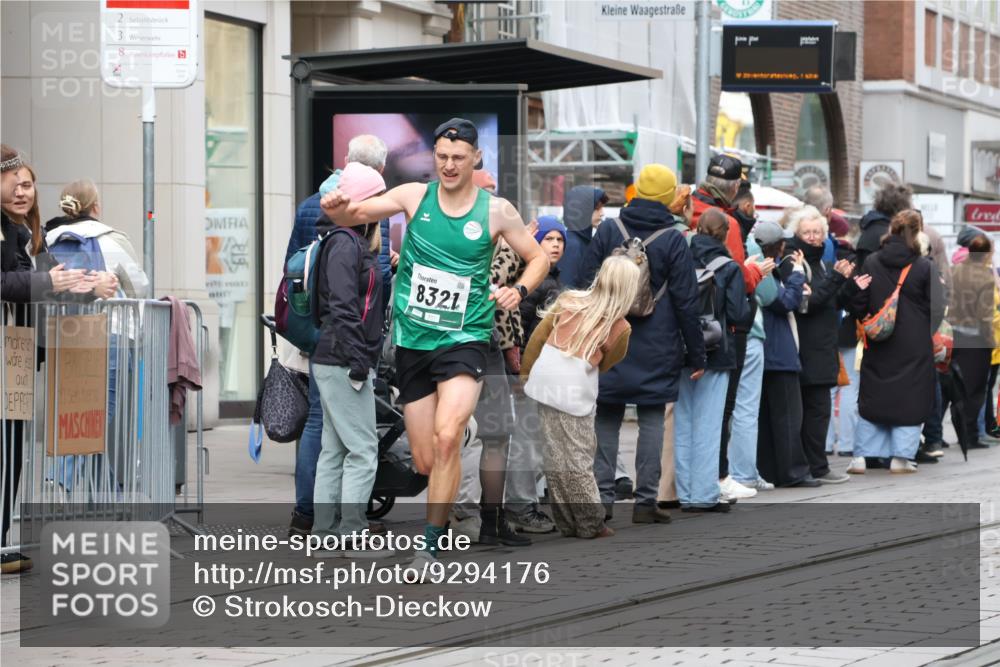 05.10.2025 - 20. swb-Marathon Bremen Strokosch-Dieckow http://msf.ph/oto/9294176 05.10.2025 12:49:14 Ziel 632, 2838, 8321, 632, 2838, 8321 meine-sportfotos.de