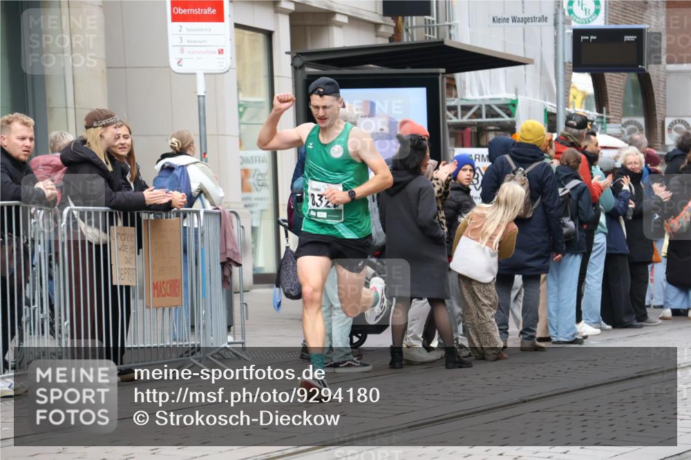 05.10.2025 - 20. swb-Marathon Bremen Strokosch-Dieckow http://msf.ph/oto/9294180 05.10.2025 12:49:14 Ziel 632, 2838, 8321, 632, 2838, 8321 meine-sportfotos.de