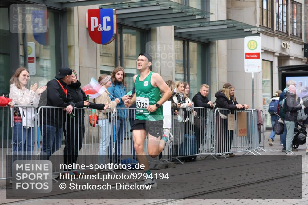 05.10.2025 - 20. swb-Marathon Bremen Strokosch-Dieckow http://msf.ph/oto/9294194 05.10.2025 12:49:15 Ziel 632, 2838, 8321, 632, 2838, 8321 meine-sportfotos.de