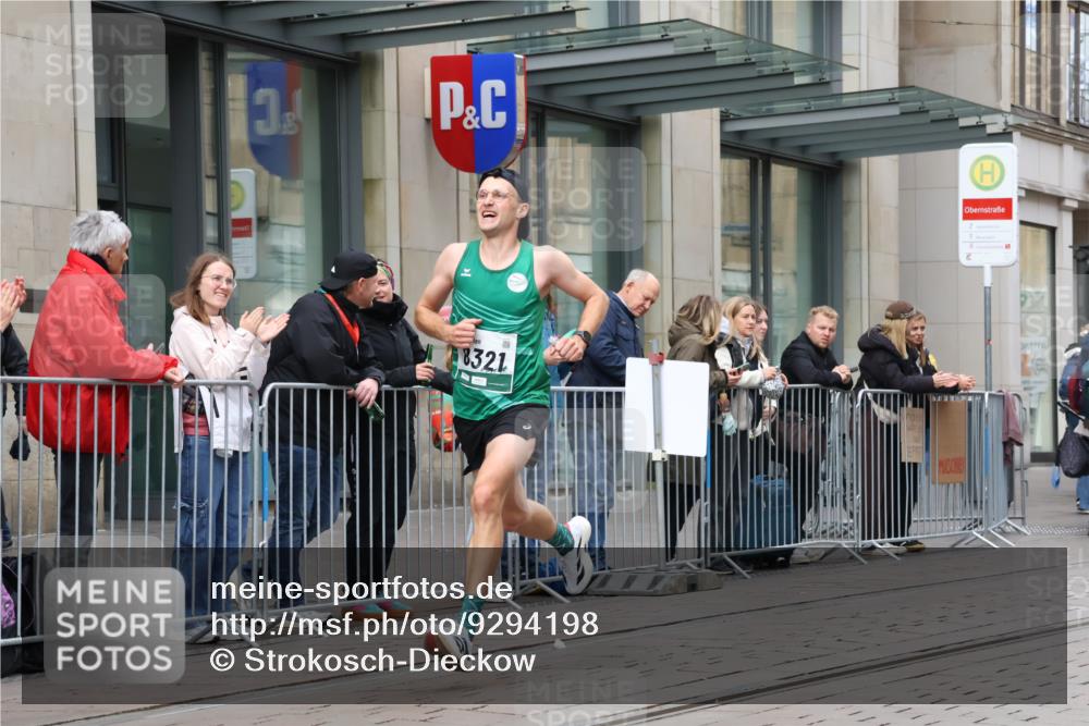 05.10.2025 - 20. swb-Marathon Bremen Strokosch-Dieckow http://msf.ph/oto/9294198 05.10.2025 12:49:16 Ziel 632, 2838, 8321, 632, 2838, 8321 meine-sportfotos.de