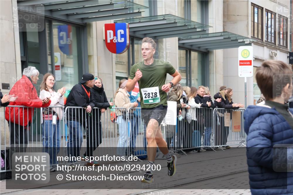 05.10.2025 - 20. swb-Marathon Bremen Strokosch-Dieckow http://msf.ph/oto/9294200 05.10.2025 12:49:34 Ziel 733, 2838, 8883, 733, 2838, 8883 meine-sportfotos.de