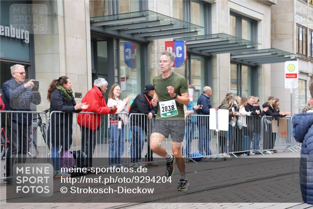 05.10.2025 - 20. swb-Marathon Bremen Strokosch-Dieckow http://msf.ph/oto/9294204 05.10.2025 12:49:34 Ziel 733, 2838, 8883, 733, 2838, 8883 meine-sportfotos.de