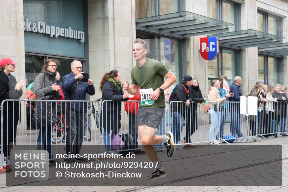 05.10.2025 - 20. swb-Marathon Bremen Strokosch-Dieckow http://msf.ph/oto/9294207 05.10.2025 12:49:35 Ziel 733, 2838, 8883, 733, 2838, 8883 meine-sportfotos.de