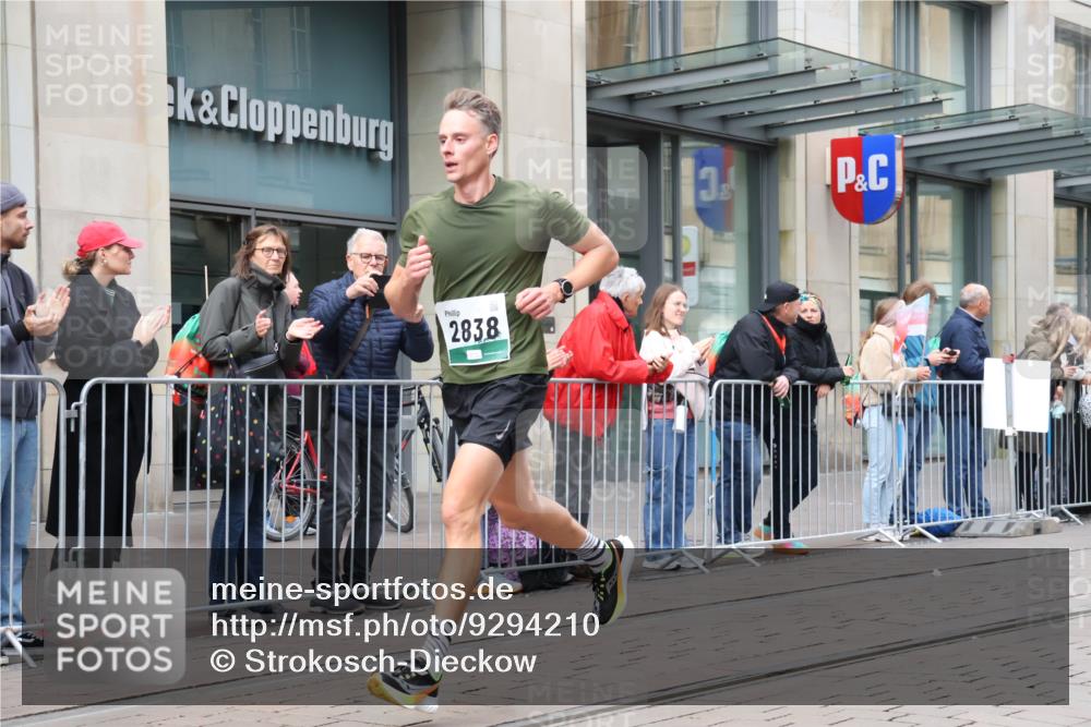 05.10.2025 - 20. swb-Marathon Bremen Strokosch-Dieckow http://msf.ph/oto/9294210 05.10.2025 12:49:35 Ziel 733, 2838, 8883, 733, 2838, 8883 meine-sportfotos.de