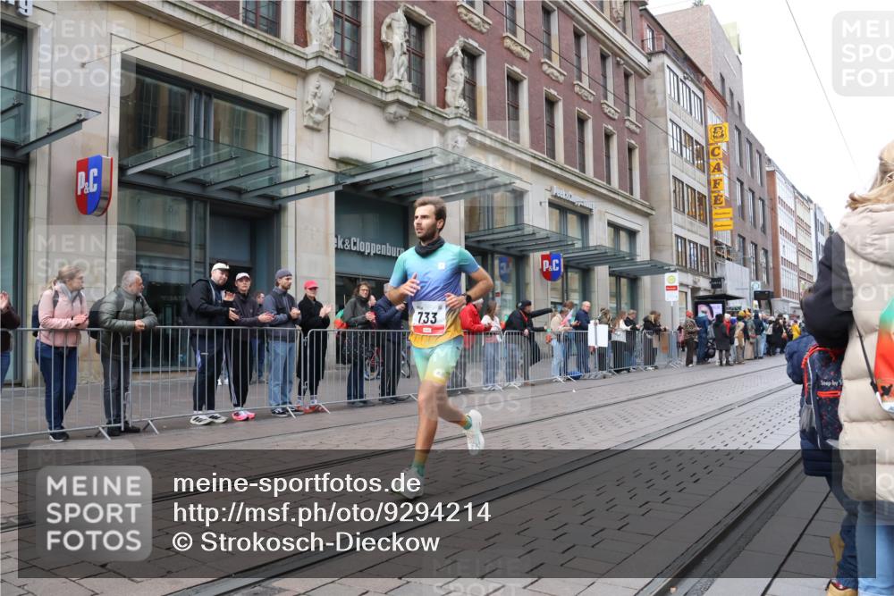 05.10.2025 - 20. swb-Marathon Bremen Strokosch-Dieckow http://msf.ph/oto/9294214 05.10.2025 12:49:40 Ziel 141, 733, 8883, 141, 733, 8883 meine-sportfotos.de