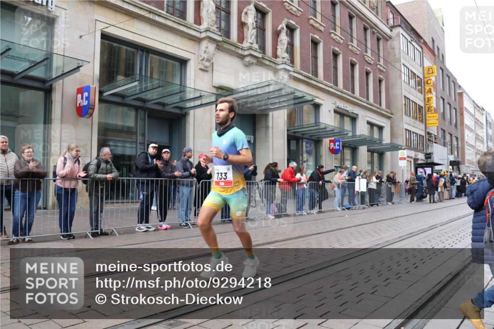 05.10.2025 - 20. swb-Marathon Bremen Strokosch-Dieckow http://msf.ph/oto/9294218 05.10.2025 12:49:40 Ziel 141, 733, 8883, 141, 733, 8883 meine-sportfotos.de
