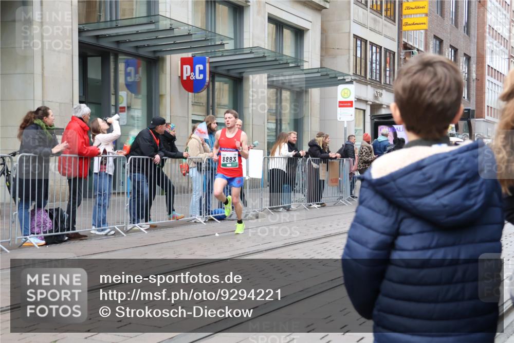 05.10.2025 - 20. swb-Marathon Bremen Strokosch-Dieckow http://msf.ph/oto/9294221 05.10.2025 12:49:48 Ziel 141, 1617, 2054, 2056, 8613, 8883, 141, 1617, 2054, 2056, 8613, 8883 meine-sportfotos.de