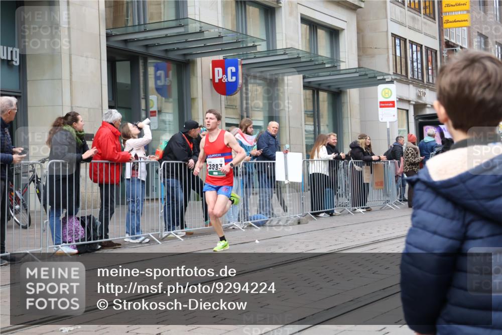 05.10.2025 - 20. swb-Marathon Bremen Strokosch-Dieckow http://msf.ph/oto/9294224 05.10.2025 12:49:48 Ziel 141, 1617, 2054, 2056, 8613, 8883, 141, 1617, 2054, 2056, 8613, 8883 meine-sportfotos.de