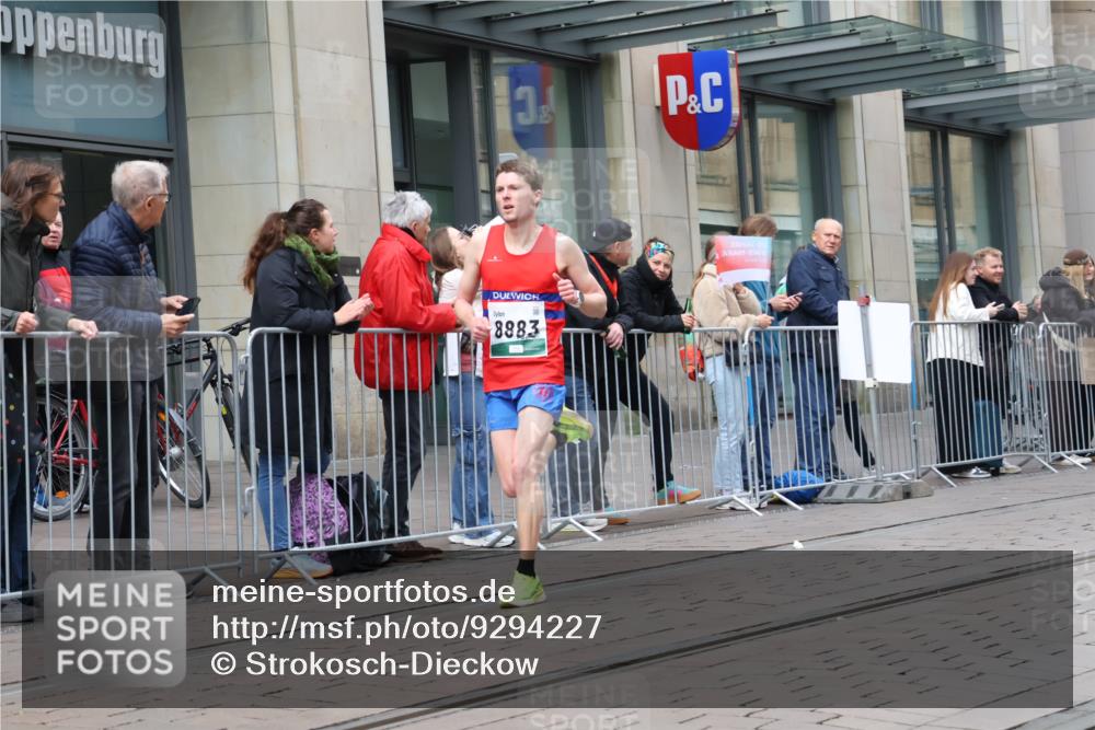 05.10.2025 - 20. swb-Marathon Bremen Strokosch-Dieckow http://msf.ph/oto/9294227 05.10.2025 12:49:49 Ziel 141, 1617, 2054, 2056, 8613, 8883, 141, 1617, 2054, 2056, 8613, 8883 meine-sportfotos.de