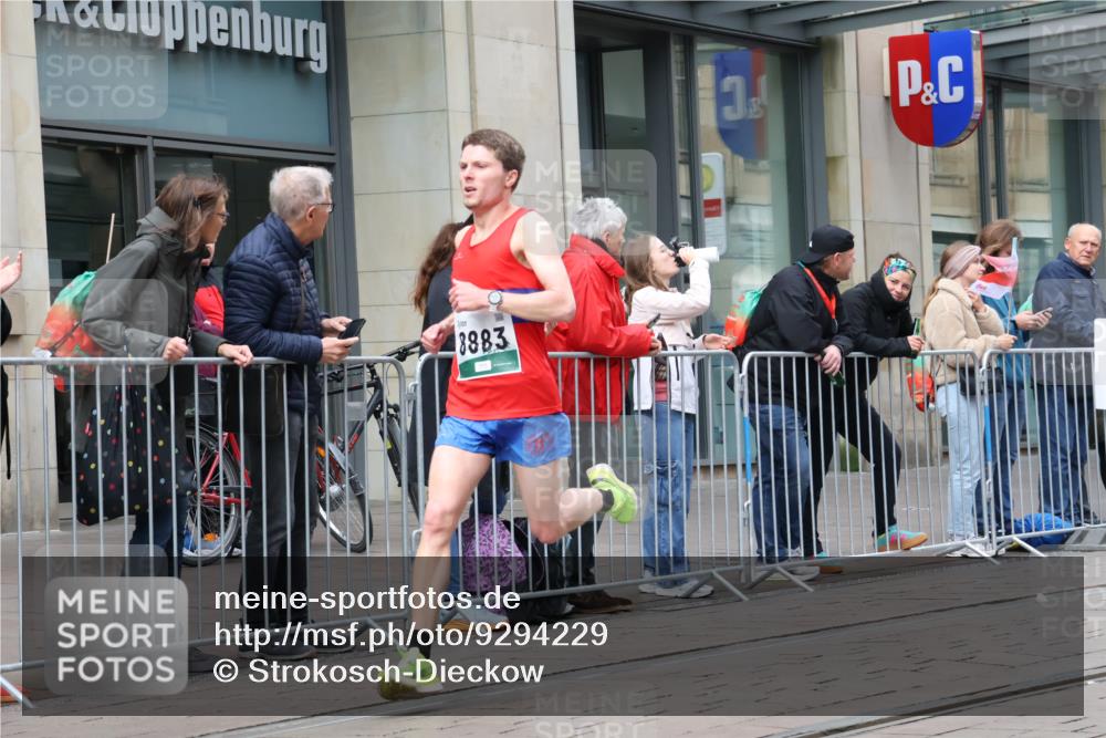 05.10.2025 - 20. swb-Marathon Bremen Strokosch-Dieckow http://msf.ph/oto/9294229 05.10.2025 12:49:49 Ziel 141, 1617, 2054, 2056, 8613, 8883, 141, 1617, 2054, 2056, 8613, 8883 meine-sportfotos.de