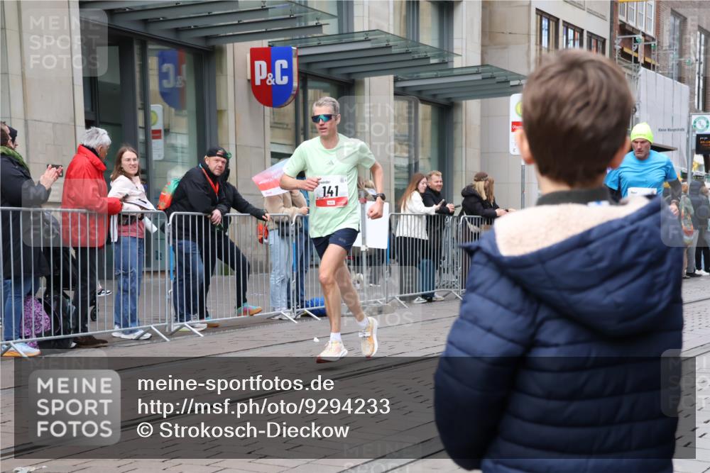 05.10.2025 - 20. swb-Marathon Bremen Strokosch-Dieckow http://msf.ph/oto/9294233 05.10.2025 12:49:56 Ziel 141, 1617, 2054, 2056, 8613, 141, 1617, 2054, 2056, 8613 meine-sportfotos.de