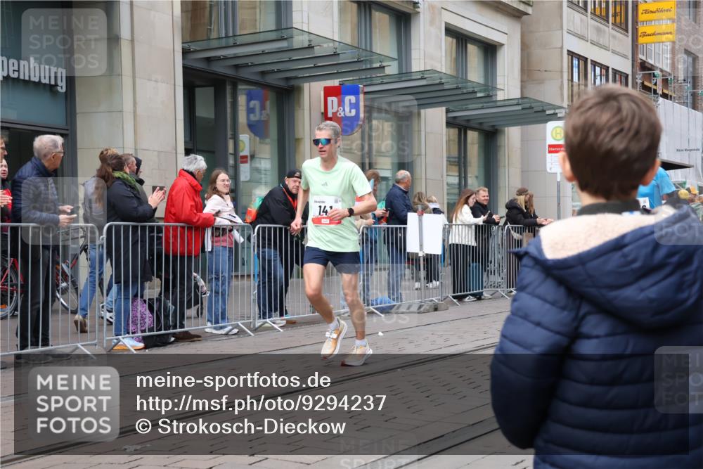 05.10.2025 - 20. swb-Marathon Bremen Strokosch-Dieckow http://msf.ph/oto/9294237 05.10.2025 12:49:56 Ziel 141, 1617, 2054, 2056, 8613, 141, 1617, 2054, 2056, 8613 meine-sportfotos.de