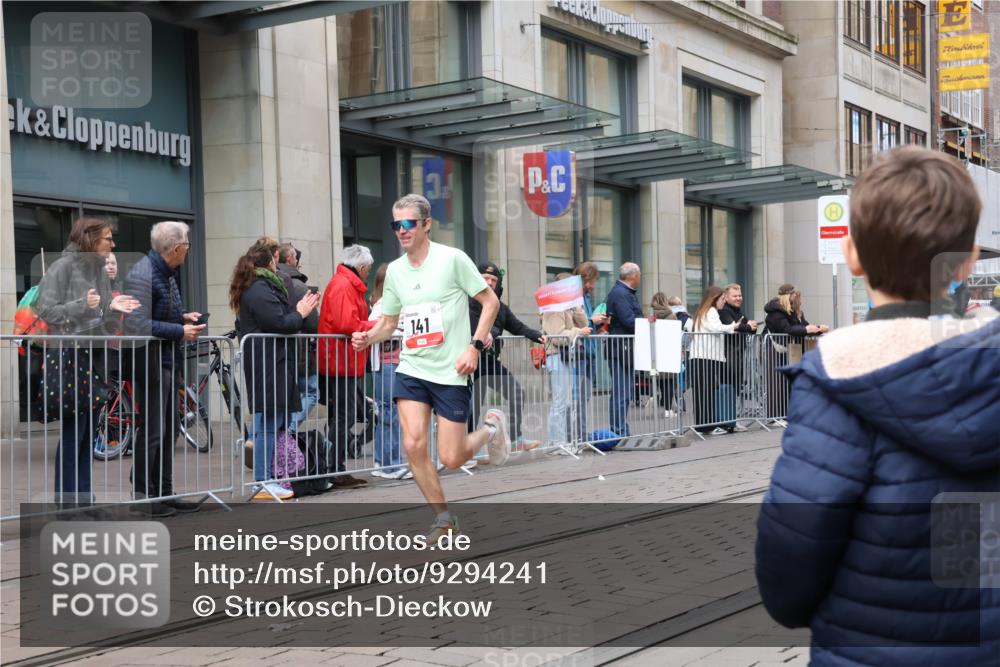 05.10.2025 - 20. swb-Marathon Bremen Strokosch-Dieckow http://msf.ph/oto/9294241 05.10.2025 12:49:56 Ziel 141, 1617, 2054, 2056, 8613, 141, 1617, 2054, 2056, 8613 meine-sportfotos.de