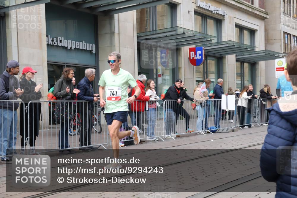 05.10.2025 - 20. swb-Marathon Bremen Strokosch-Dieckow http://msf.ph/oto/9294243 05.10.2025 12:49:57 Ziel 141, 1617, 2033, 2054, 2056, 8613, 141, 1617, 2033, 2054, 2056, 8613 meine-sportfotos.de