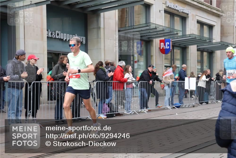 05.10.2025 - 20. swb-Marathon Bremen Strokosch-Dieckow http://msf.ph/oto/9294246 05.10.2025 12:49:57 Ziel 141, 1617, 2033, 2054, 2056, 8613, 141, 1617, 2033, 2054, 2056, 8613 meine-sportfotos.de