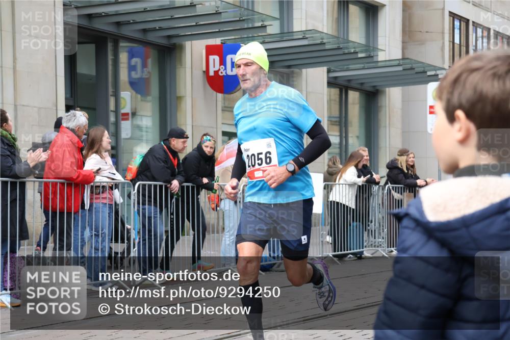 05.10.2025 - 20. swb-Marathon Bremen Strokosch-Dieckow http://msf.ph/oto/9294250 05.10.2025 12:49:58 Ziel 141, 1617, 2033, 2054, 2056, 8613, 141, 1617, 2033, 2054, 2056, 8613 meine-sportfotos.de