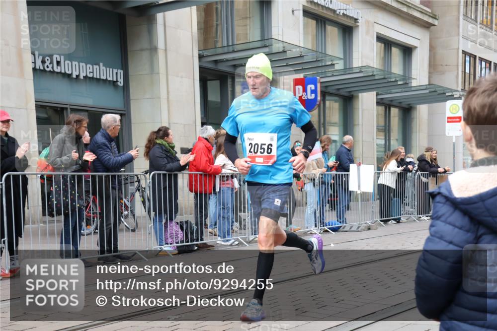 05.10.2025 - 20. swb-Marathon Bremen Strokosch-Dieckow http://msf.ph/oto/9294255 05.10.2025 12:49:58 Ziel 141, 1617, 2033, 2054, 2056, 8613, 141, 1617, 2033, 2054, 2056, 8613 meine-sportfotos.de
