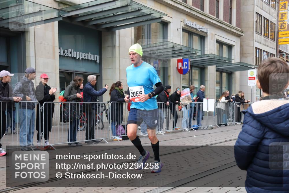 05.10.2025 - 20. swb-Marathon Bremen Strokosch-Dieckow http://msf.ph/oto/9294258 05.10.2025 12:49:58 Ziel 141, 1617, 2033, 2054, 2056, 8613, 141, 1617, 2033, 2054, 2056, 8613 meine-sportfotos.de