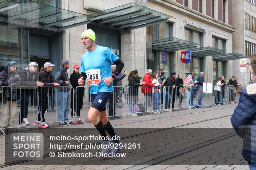 05.10.2025 - 20. swb-Marathon Bremen Strokosch-Dieckow http://msf.ph/oto/9294261 05.10.2025 12:49:58 Ziel 141, 1617, 2033, 2054, 2056, 8613, 141, 1617, 2033, 2054, 2056, 8613 meine-sportfotos.de