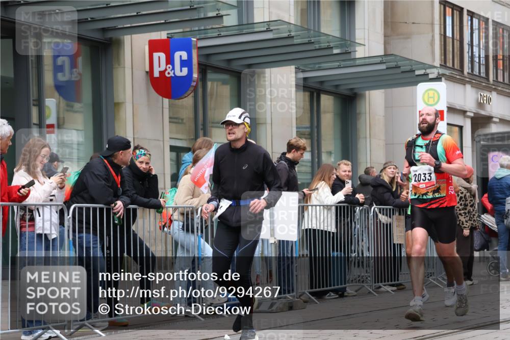 05.10.2025 - 20. swb-Marathon Bremen Strokosch-Dieckow http://msf.ph/oto/9294267 05.10.2025 12:50:19 Ziel 363, 664, 2033, 2267, 3891, 7854, 363, 664, 2033, 2267, 3891, 7854 meine-sportfotos.de