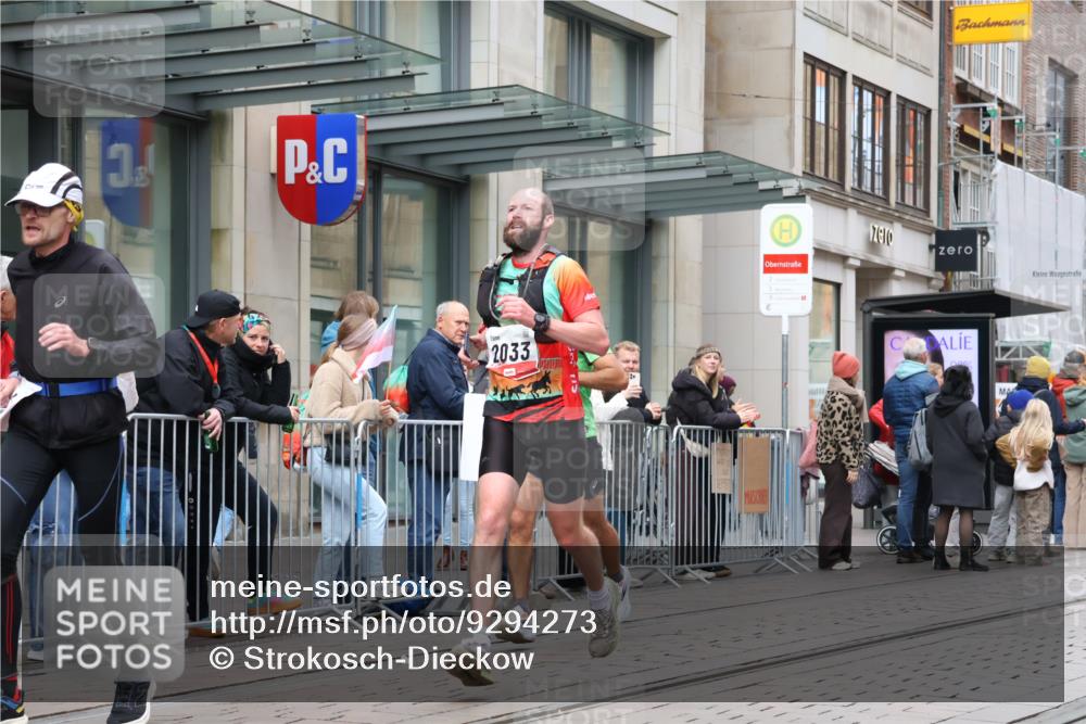 05.10.2025 - 20. swb-Marathon Bremen Strokosch-Dieckow http://msf.ph/oto/9294273 05.10.2025 12:50:20 Ziel 363, 664, 908, 2033, 2267, 3891, 7854, 363, 664, 908, 2033, 2267, 3891, 7854 meine-sportfotos.de