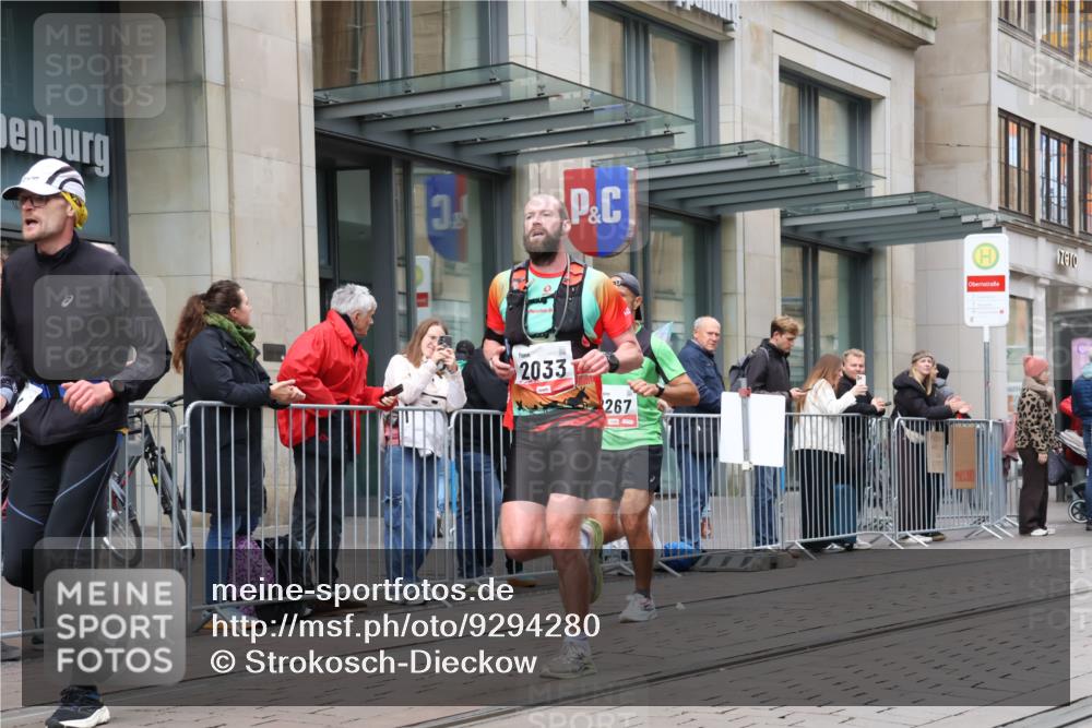 05.10.2025 - 20. swb-Marathon Bremen Strokosch-Dieckow http://msf.ph/oto/9294280 05.10.2025 12:50:20 Ziel 363, 664, 908, 2033, 2267, 3891, 7854, 363, 664, 908, 2033, 2267, 3891, 7854 meine-sportfotos.de