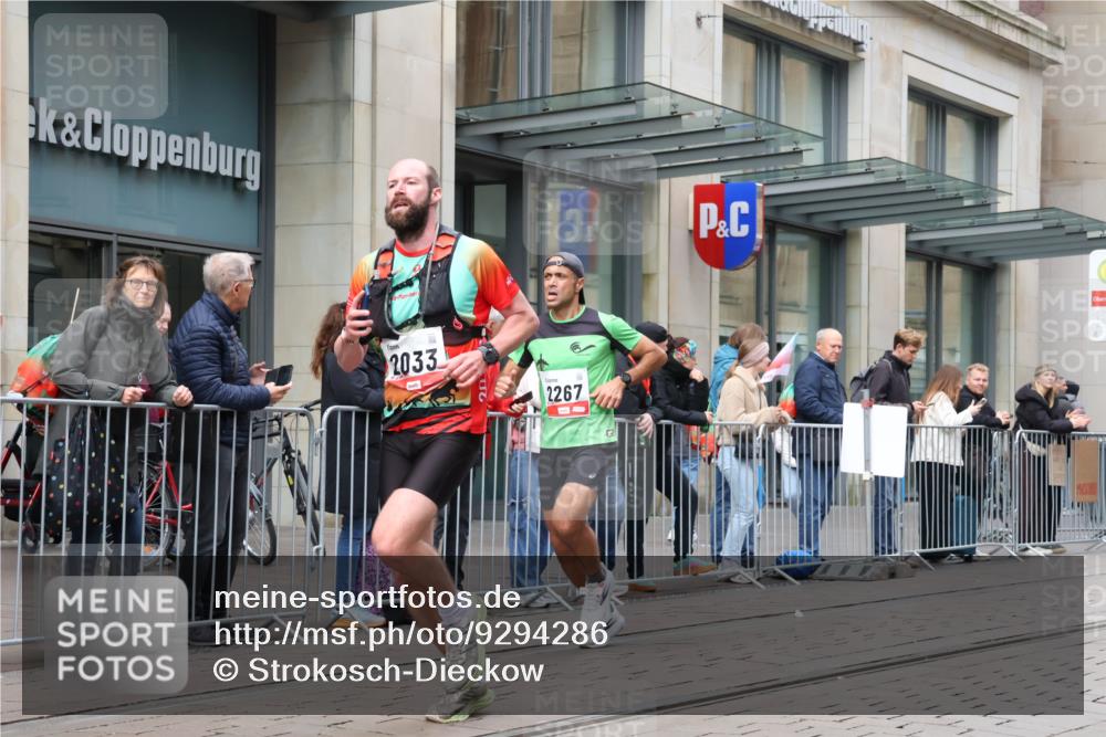 05.10.2025 - 20. swb-Marathon Bremen Strokosch-Dieckow http://msf.ph/oto/9294286 05.10.2025 12:50:21 Ziel 363, 664, 908, 2033, 2267, 3891, 7854, 363, 664, 908, 2033, 2267, 3891, 7854 meine-sportfotos.de
