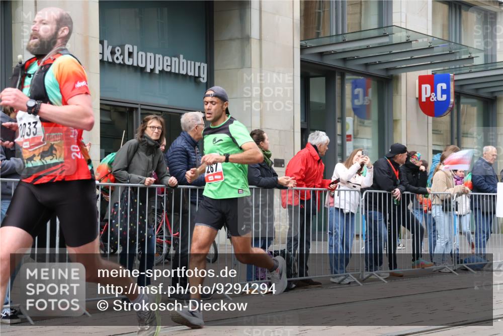 05.10.2025 - 20. swb-Marathon Bremen Strokosch-Dieckow http://msf.ph/oto/9294294 05.10.2025 12:50:21 Ziel 363, 664, 908, 2033, 2267, 3891, 7854, 363, 664, 908, 2033, 2267, 3891, 7854 meine-sportfotos.de