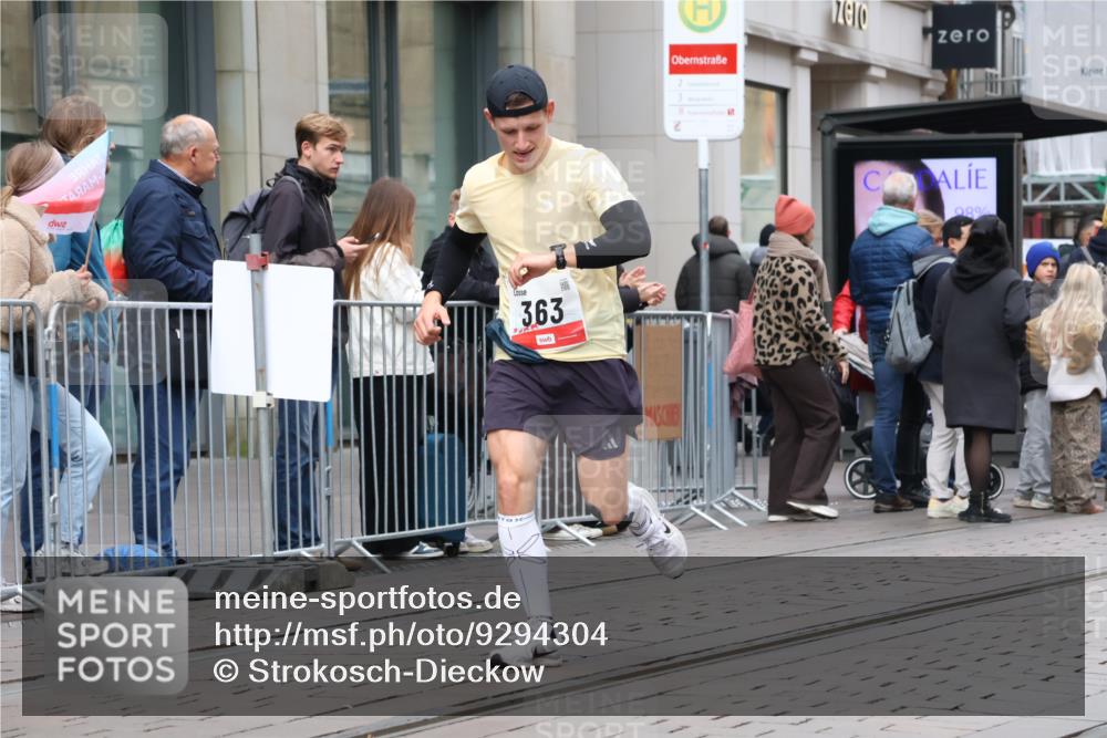 05.10.2025 - 20. swb-Marathon Bremen Strokosch-Dieckow http://msf.ph/oto/9294304 05.10.2025 12:50:23 Ziel 363, 664, 908, 2267, 3891, 7854, 363, 664, 908, 2267, 3891, 7854 meine-sportfotos.de