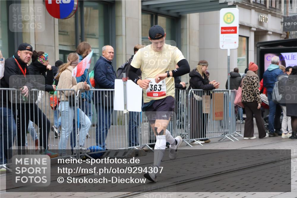 05.10.2025 - 20. swb-Marathon Bremen Strokosch-Dieckow http://msf.ph/oto/9294307 05.10.2025 12:50:23 Ziel 363, 664, 908, 2267, 3891, 7854, 363, 664, 908, 2267, 3891, 7854 meine-sportfotos.de