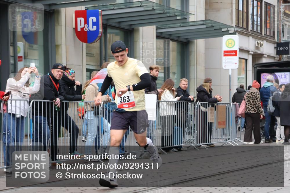 05.10.2025 - 20. swb-Marathon Bremen Strokosch-Dieckow http://msf.ph/oto/9294311 05.10.2025 12:50:24 Ziel 363, 664, 908, 2267, 3891, 7854, 363, 664, 908, 2267, 3891, 7854 meine-sportfotos.de