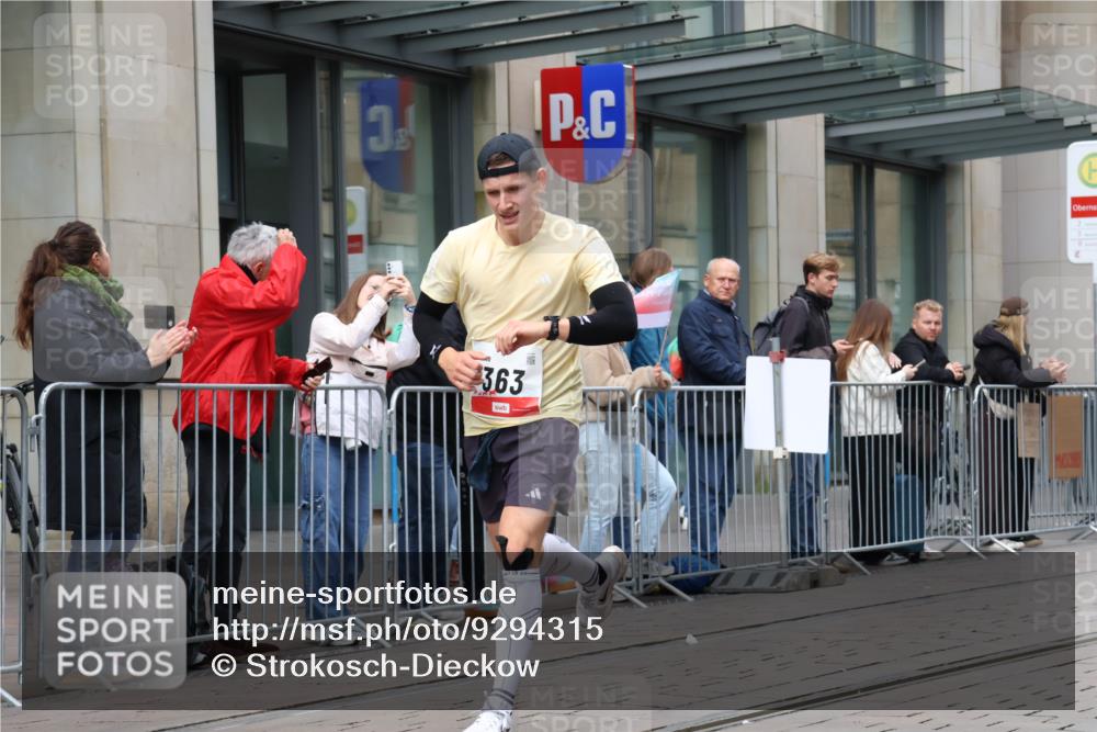 05.10.2025 - 20. swb-Marathon Bremen Strokosch-Dieckow http://msf.ph/oto/9294315 05.10.2025 12:50:24 Ziel 363, 664, 908, 2267, 3891, 7854, 363, 664, 908, 2267, 3891, 7854 meine-sportfotos.de