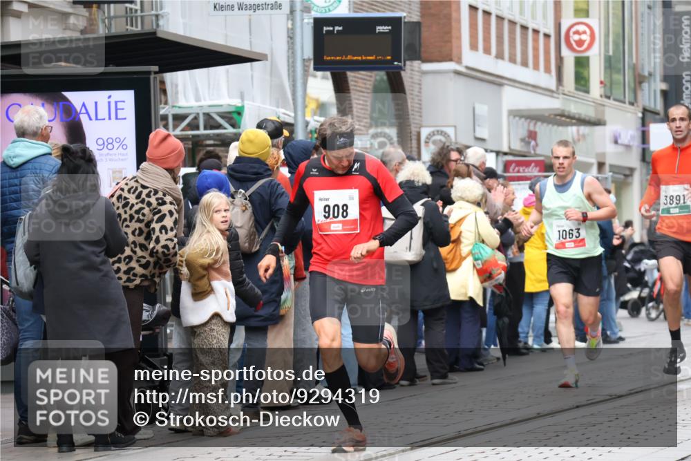 05.10.2025 - 20. swb-Marathon Bremen Strokosch-Dieckow http://msf.ph/oto/9294319 05.10.2025 12:50:35 Ziel 426, 569, 746, 908, 1063, 1070, 1928, 2253, 3198, 3891, 7854, 426, 569, 746, 908, 1063, 1070, 1928, 2253, 3198, 3891, 7854 meine-sportfotos.de