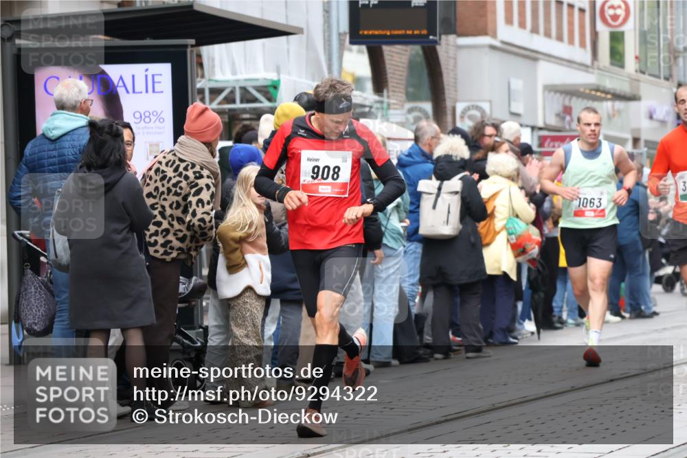 05.10.2025 - 20. swb-Marathon Bremen Strokosch-Dieckow http://msf.ph/oto/9294322 05.10.2025 12:50:35 Ziel 426, 569, 746, 908, 1063, 1070, 1928, 2253, 3198, 3891, 7854, 426, 569, 746, 908, 1063, 1070, 1928, 2253, 3198, 3891, 7854 meine-sportfotos.de