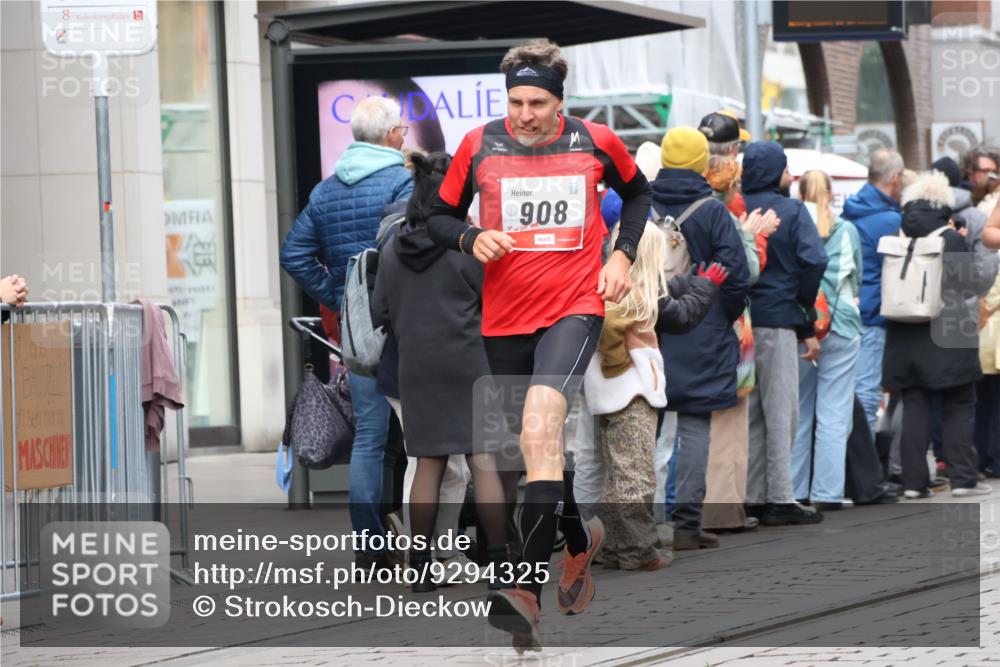 05.10.2025 - 20. swb-Marathon Bremen Strokosch-Dieckow http://msf.ph/oto/9294325 05.10.2025 12:50:36 Ziel 426, 569, 746, 908, 1063, 1070, 1372, 1928, 2253, 3198, 3891, 7854, 426, 569, 746, 908, 1063, 1070, 1372, 1928, 2253, 3198, 3891, 7854 meine-sportfotos.de