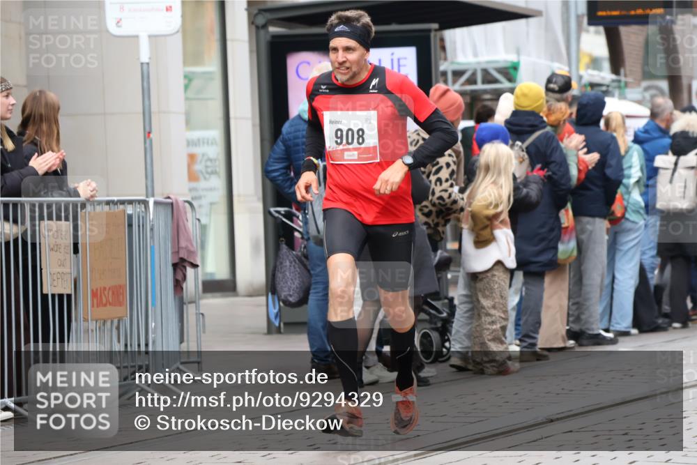 05.10.2025 - 20. swb-Marathon Bremen Strokosch-Dieckow http://msf.ph/oto/9294329 05.10.2025 12:50:36 Ziel 426, 569, 746, 908, 1063, 1070, 1372, 1928, 2253, 3198, 3891, 7854, 426, 569, 746, 908, 1063, 1070, 1372, 1928, 2253, 3198, 3891, 7854 meine-sportfotos.de