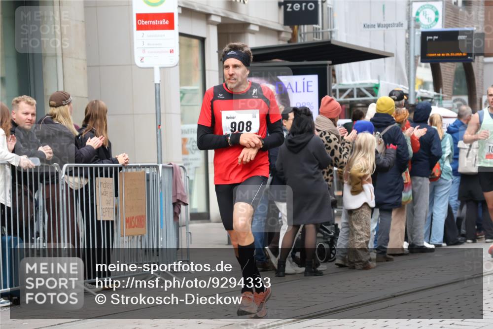 05.10.2025 - 20. swb-Marathon Bremen Strokosch-Dieckow http://msf.ph/oto/9294333 05.10.2025 12:50:37 Ziel 426, 569, 746, 908, 1063, 1070, 1372, 1928, 2253, 3198, 3891, 7854, 426, 569, 746, 908, 1063, 1070, 1372, 1928, 2253, 3198, 3891, 7854 meine-sportfotos.de