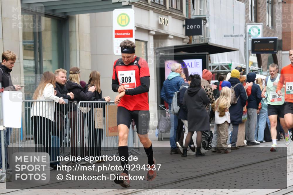 05.10.2025 - 20. swb-Marathon Bremen Strokosch-Dieckow http://msf.ph/oto/9294337 05.10.2025 12:50:37 Ziel 426, 569, 746, 908, 1063, 1070, 1372, 1928, 2253, 3198, 3891, 7854, 426, 569, 746, 908, 1063, 1070, 1372, 1928, 2253, 3198, 3891, 7854 meine-sportfotos.de