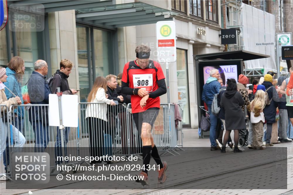 05.10.2025 - 20. swb-Marathon Bremen Strokosch-Dieckow http://msf.ph/oto/9294341 05.10.2025 12:50:37 Ziel 426, 569, 746, 908, 1063, 1070, 1372, 1928, 2253, 3198, 3891, 7854, 426, 569, 746, 908, 1063, 1070, 1372, 1928, 2253, 3198, 3891, 7854 meine-sportfotos.de