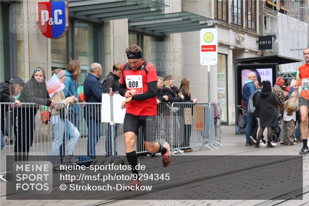 05.10.2025 - 20. swb-Marathon Bremen Strokosch-Dieckow http://msf.ph/oto/9294345 05.10.2025 12:50:38 Ziel 426, 569, 746, 908, 1063, 1070, 1372, 1928, 2253, 3198, 3891, 7854, 426, 569, 746, 908, 1063, 1070, 1372, 1928, 2253, 3198, 3891, 7854 meine-sportfotos.de