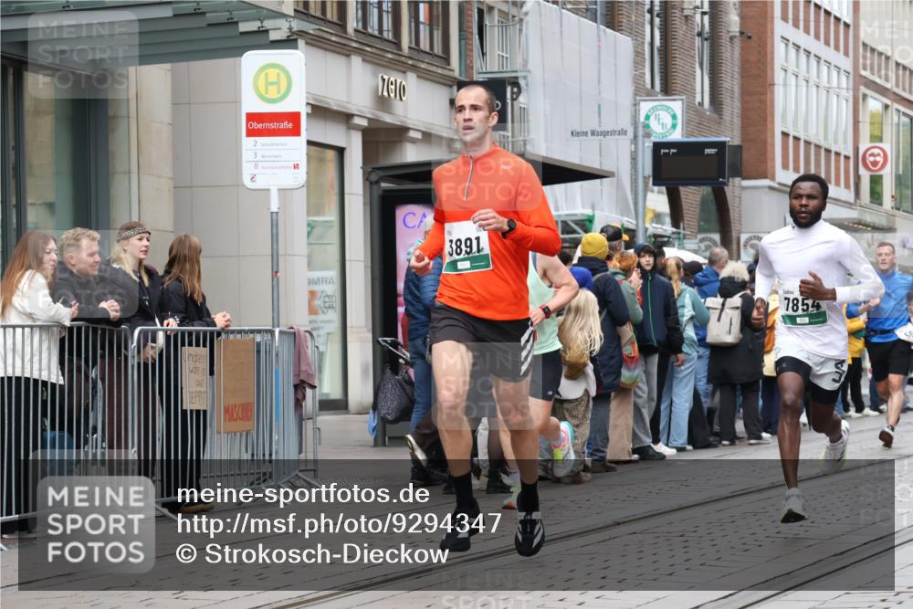05.10.2025 - 20. swb-Marathon Bremen Strokosch-Dieckow http://msf.ph/oto/9294347 05.10.2025 12:50:38 Ziel 426, 569, 746, 908, 1063, 1070, 1372, 1928, 2253, 3198, 3891, 7854, 426, 569, 746, 908, 1063, 1070, 1372, 1928, 2253, 3198, 3891, 7854 meine-sportfotos.de