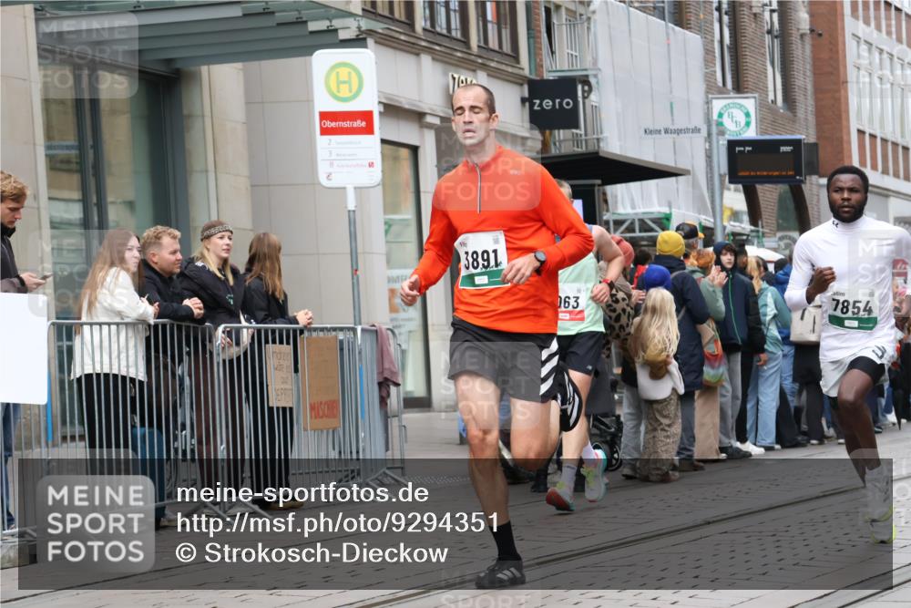 05.10.2025 - 20. swb-Marathon Bremen Strokosch-Dieckow http://msf.ph/oto/9294351 05.10.2025 12:50:39 Ziel 426, 569, 746, 908, 1063, 1070, 1372, 1928, 2253, 3198, 3891, 7854, 426, 569, 746, 908, 1063, 1070, 1372, 1928, 2253, 3198, 3891, 7854 meine-sportfotos.de