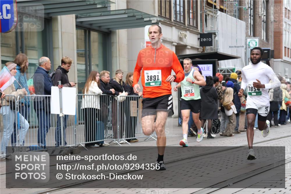 05.10.2025 - 20. swb-Marathon Bremen Strokosch-Dieckow http://msf.ph/oto/9294356 05.10.2025 12:50:39 Ziel 426, 569, 746, 908, 1063, 1070, 1372, 1928, 2253, 3198, 3891, 7854, 426, 569, 746, 908, 1063, 1070, 1372, 1928, 2253, 3198, 3891, 7854 meine-sportfotos.de