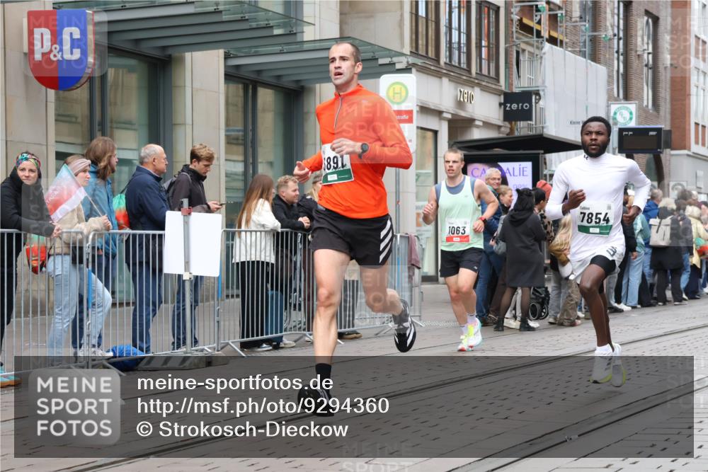 05.10.2025 - 20. swb-Marathon Bremen Strokosch-Dieckow http://msf.ph/oto/9294360 05.10.2025 12:50:39 Ziel 426, 569, 746, 908, 1063, 1070, 1372, 1928, 2253, 3198, 3891, 7854, 426, 569, 746, 908, 1063, 1070, 1372, 1928, 2253, 3198, 3891, 7854 meine-sportfotos.de